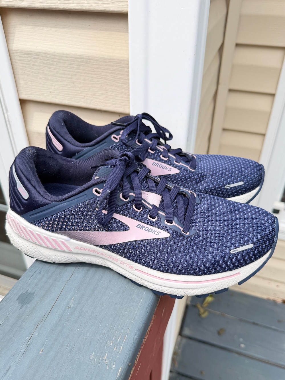WOMEN’S BROOKS ADRENALINE GTS 22 - ATHLETIC RUNNING SHOES Size 9 B